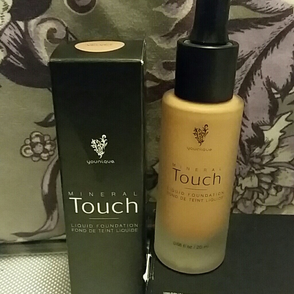 NIB Younique Mineral Liquid Foundation